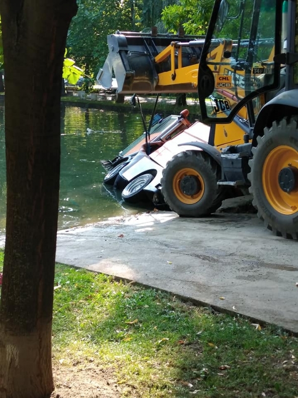 Почистваща машина падна в езеро в центъра на Монтана (СНИМКИ)