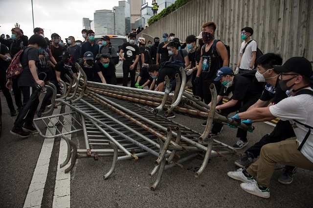 Бунт! Кръв, палки и насилие в Хонконг (ВИДЕО+СНИМКИ)