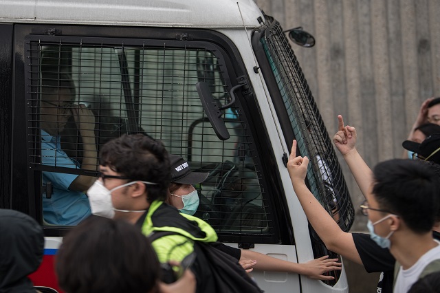Бунт! Кръв, палки и насилие в Хонконг (ВИДЕО+СНИМКИ)