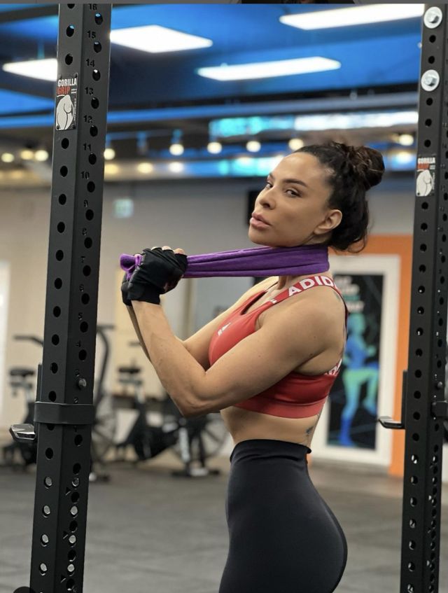 След поредната корекция: Маги Сидерова не прилича на себе си (СНИМКА)