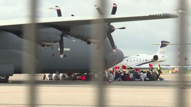 Климатични активисти блокираха летищни писти в Берлин и Мюнхен 