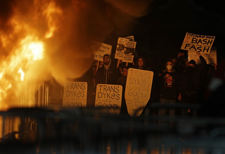 Гневни протести в Бъркли срещу гостуването на журналист от Брайтбарт нюз