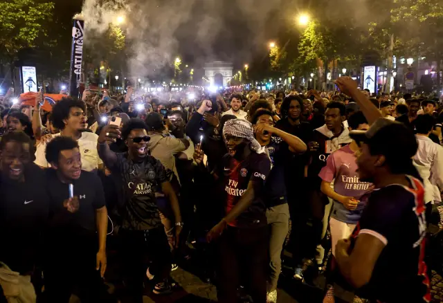 Кърваво меле в Париж! Двама починали и над 550 задържани след триумфа на ПСЖ (СНИМКИ + ВИДЕО)