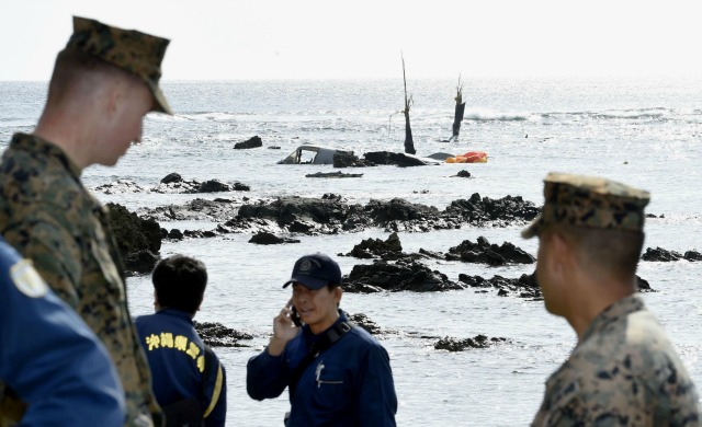 US военен самолет се разби край Япония (СНИМКИ)