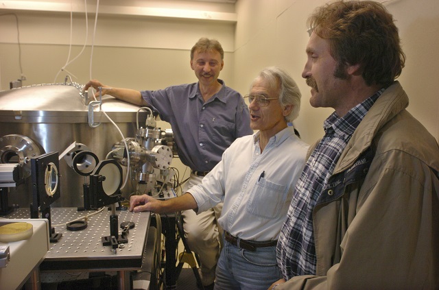 Трима учени получиха Нобела за физика