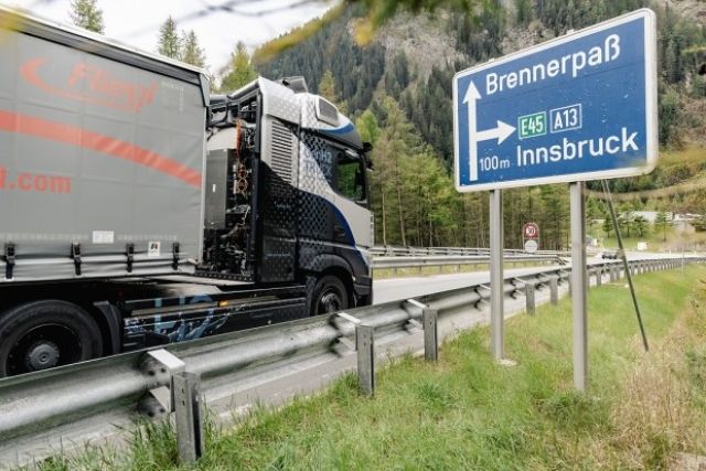 Daimler Truck тества водороден камион в планината