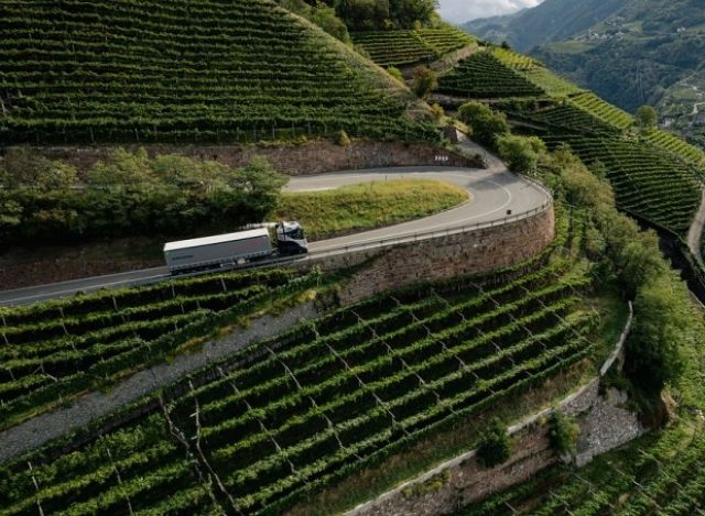 Daimler Truck тества водороден камион в планината