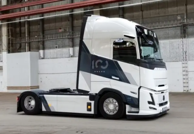 Volvo пуска много специален камион, за да отбележи 100-годишнината си