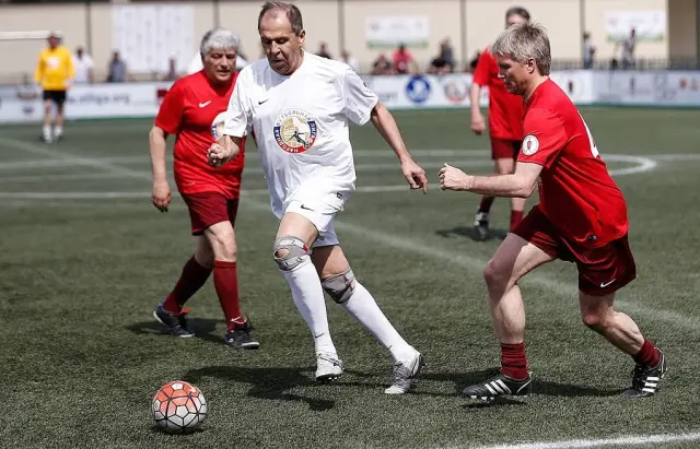 Сергей Лавров носи фамилията на майка си, крие 