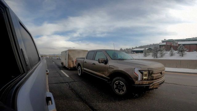Електрически Ford F-150 не се затрудни да изтегли 4.5-тонно ремарке в снега (ВИДЕО) | интерФакти.БГ Електрически Ford F-150 не се затрудни да изтегли 4.5-тонно ремарке в снега (ВИДЕО)