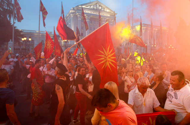 Искат предсрочни избори в Македония