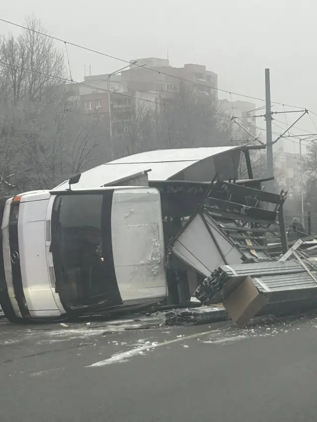 Катастрофа в София: Бус се преобърна след удар с автобус на градския транспорт (СНИМКИ)