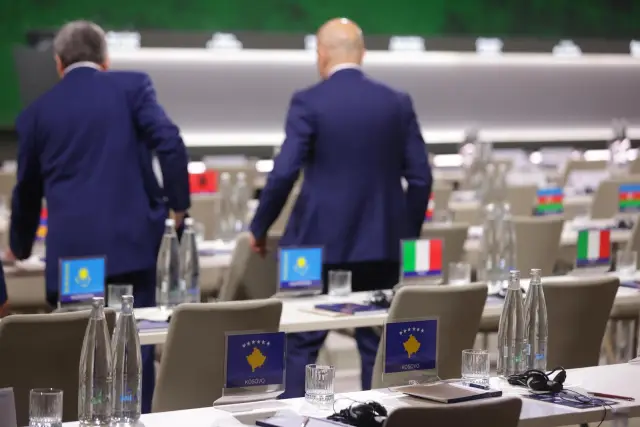  Скандал на конгреса на УЕФА в Белград, изгориха знамето на Косово (ВИДЕО)