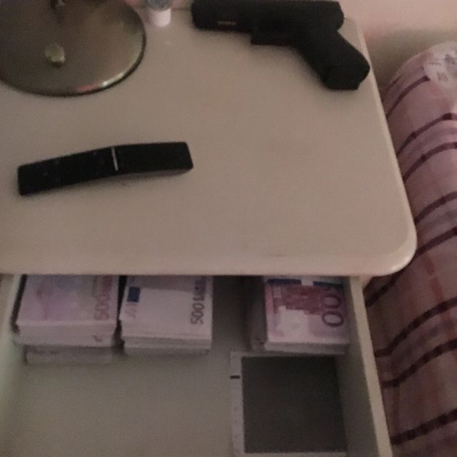  Нови СНИМКИ от спалнята на Бойко Борисов 