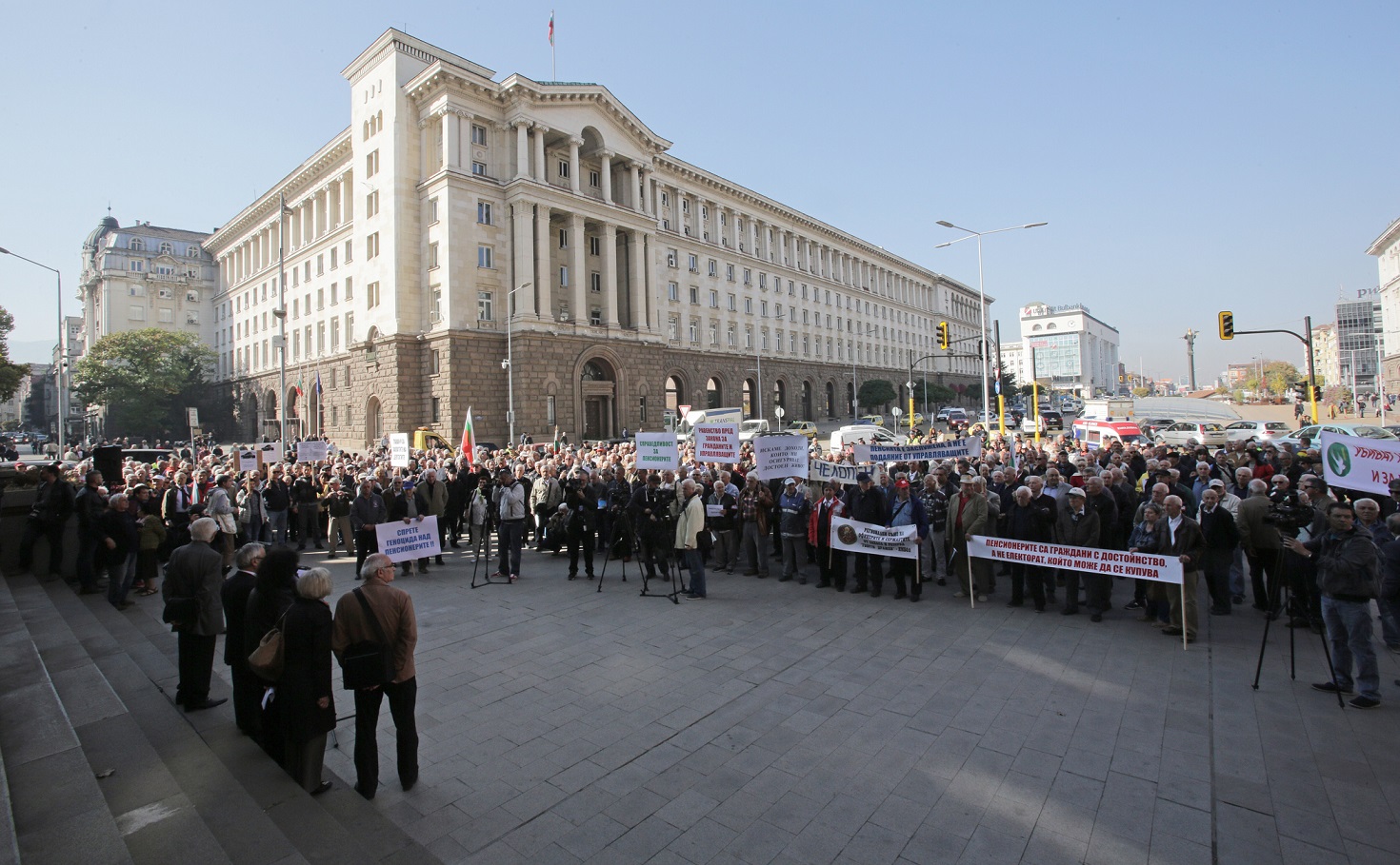 Пенсионери блокираха центъра на София (СНИМКИ)