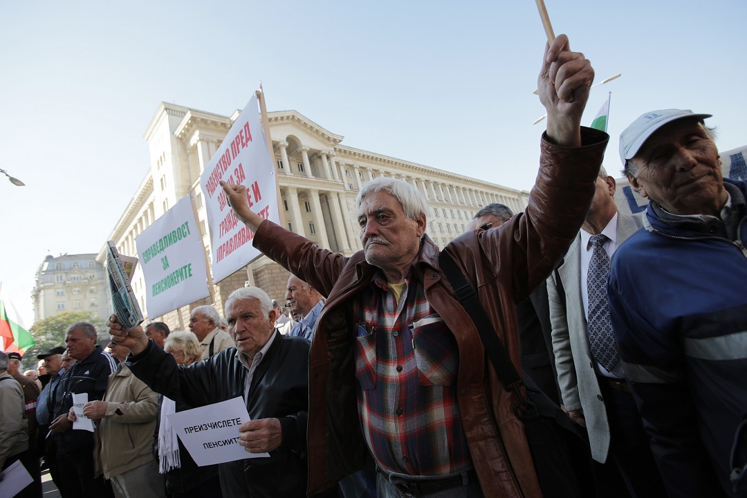 Пенсионери блокираха центъра на София (СНИМКИ)