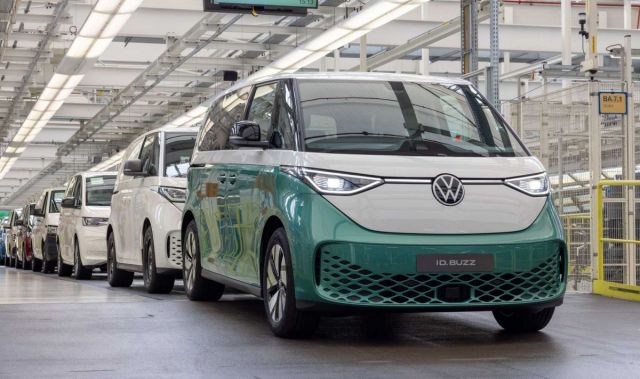 Месец след началото, Volkswagen спря производството на ID.Buzz
