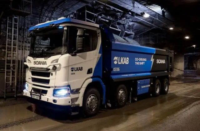 Scania presents an electric truck with two steerable front axles 