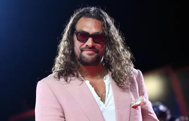 Джейсън Момоа се появи по розов костюм и с розов педикюр на червения килим във Венеция (СНИМКИ)