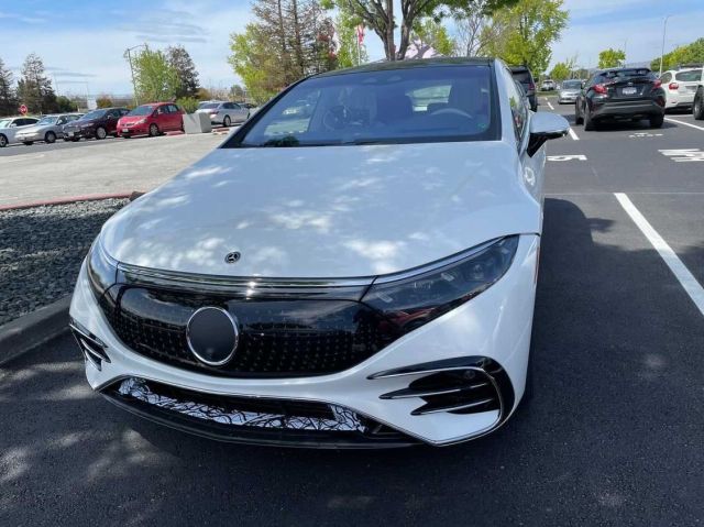  Какво прави електрическата S-Klasse пред фабриката на Tesla? 