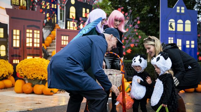  Джо Байдън и брачната половинка му отпразнуваха първия си Хелоуин в Белия дом (ВИДЕО+СНИМКИ) - 3 