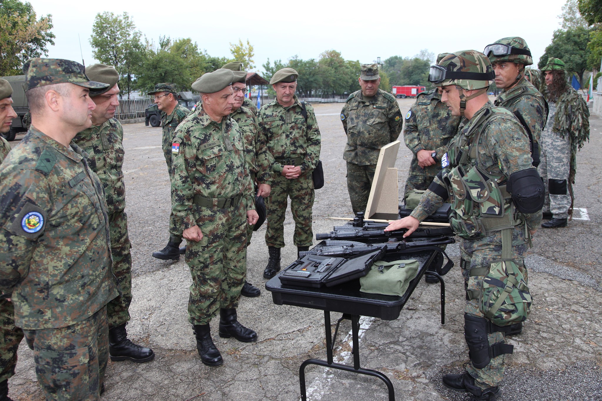 Сръбски генерал инспектира специалните ни сили СНИМКИ