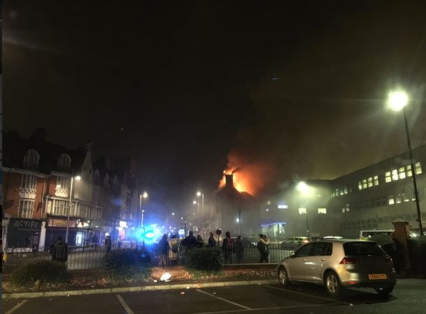 Стотици евакуирани от кръчма, след като идиот подпалил коледна елха със свещ