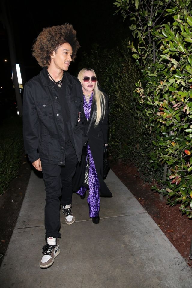  Не е за поверие по какъв начин наподобява Мадона (СНИМКИ) 