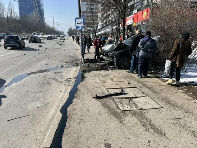 Двама са ранени, след като кола се вряза в спирка на градския транспорт в София СНИМКИ