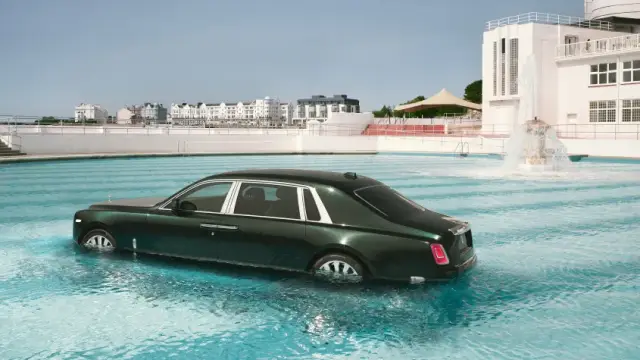 Как и за какво Rolls-Royce потопи новия Phantom в басейн