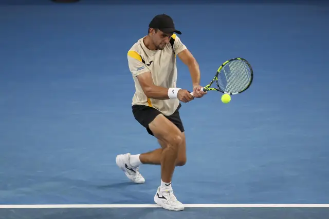 Стефанос Циципас отпадна още на старта в Аделаида след загуба от местен аутсайдер