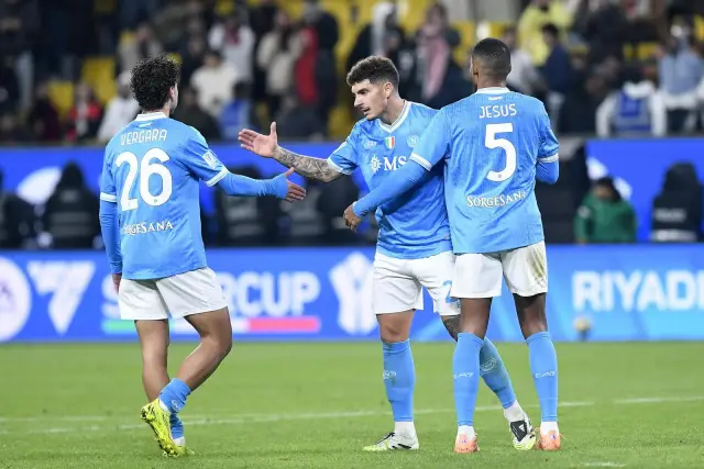 Наполи победи Милан и очаква на финал победителя от Болоня - Интер