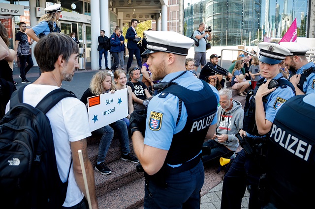 Протести срещу автомобилно изложение заляха Франкфурт СНИМКИ