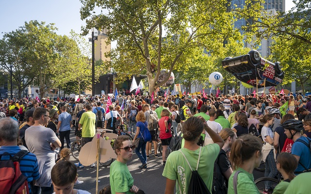 Протести срещу автомобилно изложение заляха Франкфурт СНИМКИ