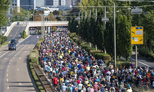 Протести срещу автомобилно изложение заляха Франкфурт СНИМКИ