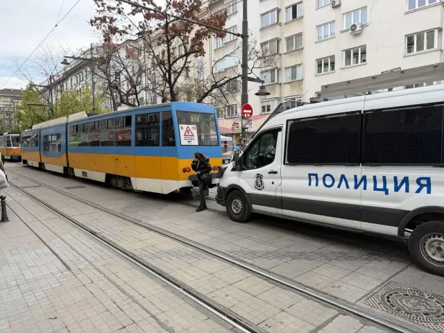  В центъра на София трамвай блъсна момиче СНИМКИ 