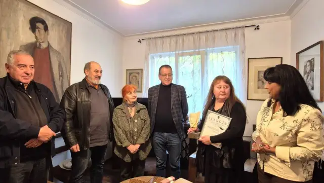 Стихотворение на Ваня Петкова изписаха на стената в читалището на с. Бяла Река