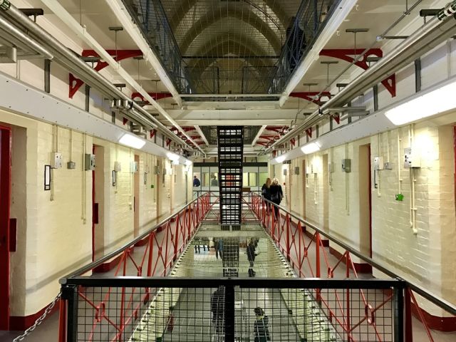  Нова творба на Банкси се появи върху стена на затвор в Англия 