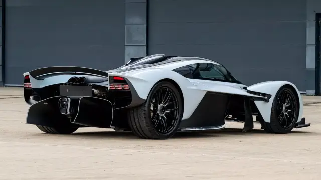 Звезда от Formula 1 продава съвсем нов Aston Martin Valkyrie