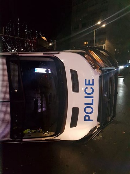 Полицейски бус се преобърна във Варна