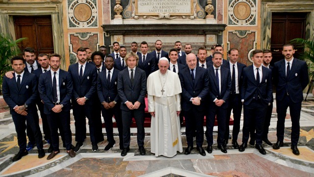 Папата призова за мир по стадионите