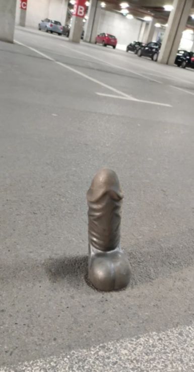 Секс играчка на паркинга на известен хипермаркет шашна столичани (СНИМКА 18+)