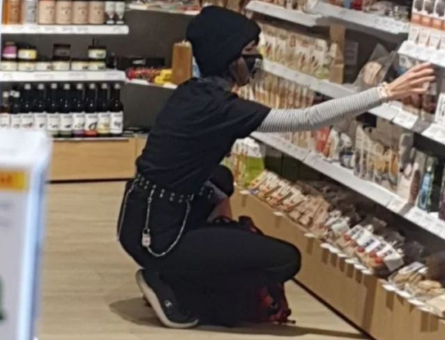 Камера засне млада жена да краде от пловдивски магазин, издирват я