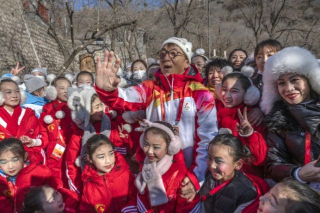 Джеки Чан носи олимпийския огън на Великата китайска стена