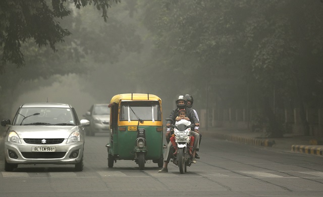 Гъст смог завладя индийската столица (снимки)