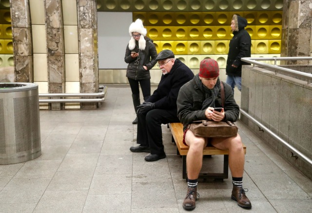 Без панталони в чешкото метро (СНИМКИ)