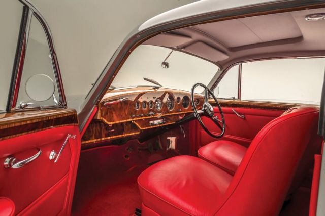  Емблематичната 70-годишна суперкола на Bentley се завръща в произвеждане 