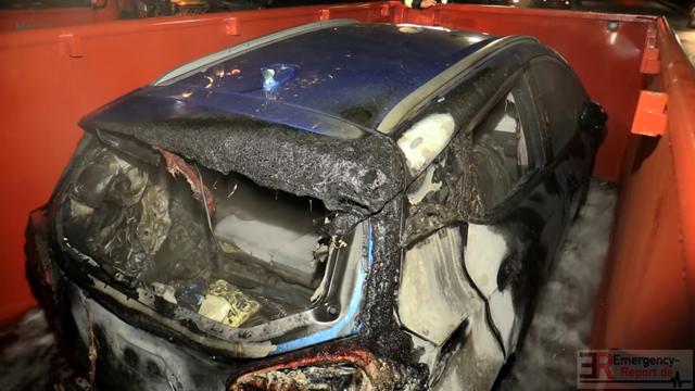 Пожарникари гасиха електрически Opel пет часа (ВИДЕО)