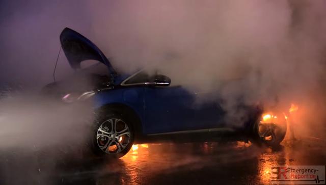 Пожарникари гасиха електрически Opel пет часа (ВИДЕО)