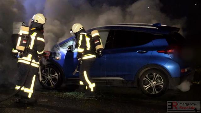  Пожарникари гасиха електрически Opel пет часа (ВИДЕО) 